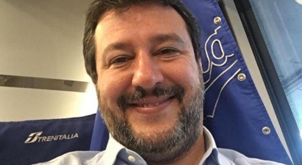 Salvini: mi è appena arrivato un altro proiettile ma io non piango