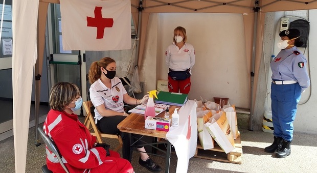 Il punto di consegna alla sede ternana della Croce Rossa