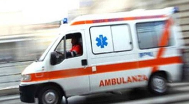 Infermieri in azione per un codice rosso: un passante tenta di rubare l'ambulanza