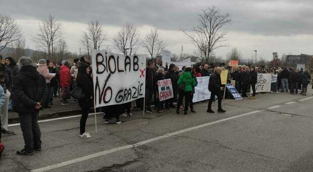 No al biolaboratorio di Pesaro, la protesta si sposta da Baia Flaminia a piazza Stefanini
