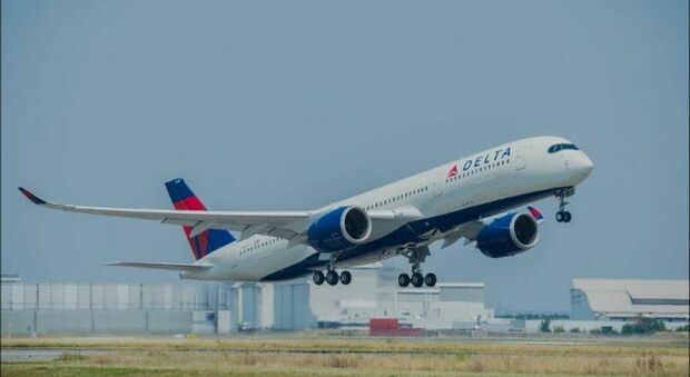Aereo Delta Milano-Atlanta, forte turbolenza in volo: 11 passeggeri ricoverati in ospedale