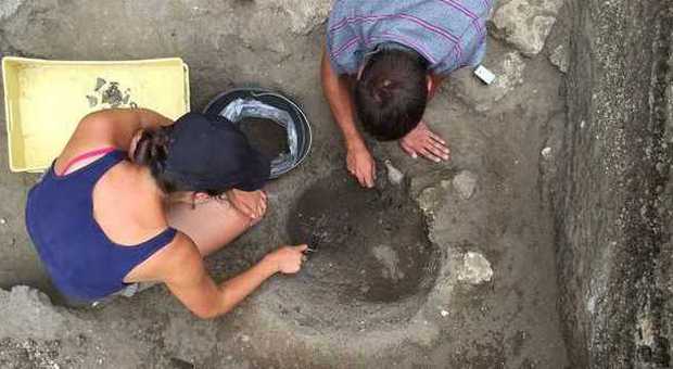 Pompei, scoperta nella necropoli una nuova sepoltura infantile