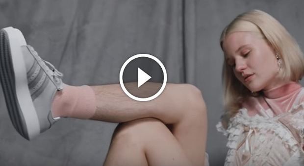 Adidas sceglie una testimonial che non si depila, insulti e minacce alla modella "pelosa" (Youtube)