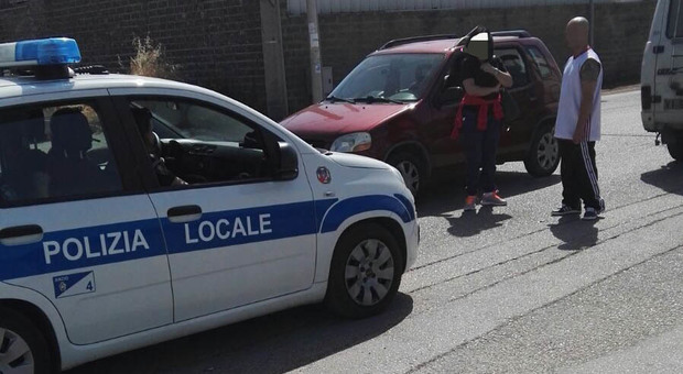 Roma, getta immondizia per strada: 40enne multato