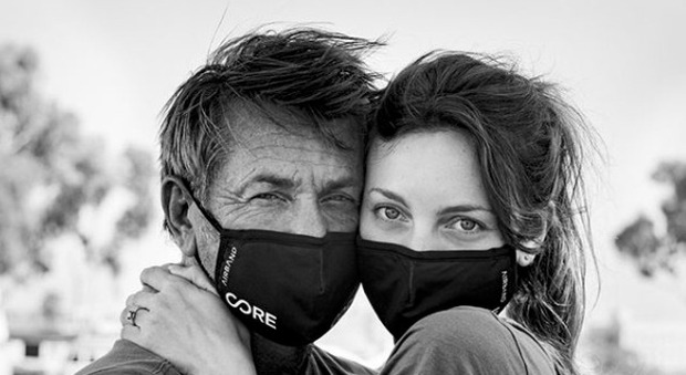 Sean Penn si è sposato con l'attrice 28enne Leila George: «L'ho fatto su Zoom in pochi minuti»