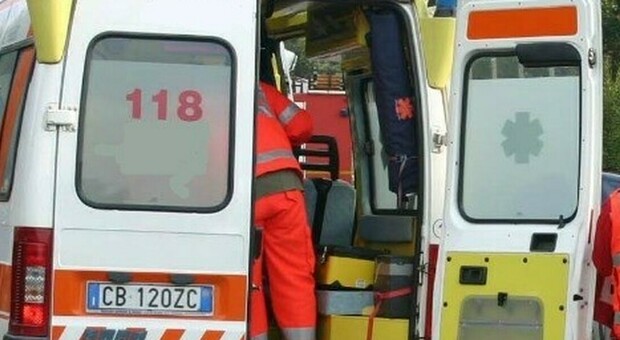 Sul posto è intervenuta l'ambulanza del 118