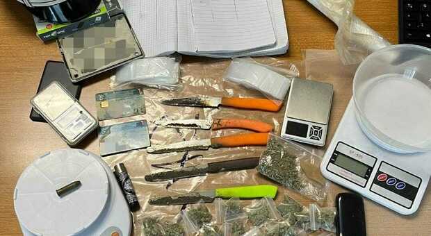 Droga, coltelli, proiettile, bilancini e quaderno sequestrati dai carabinieri