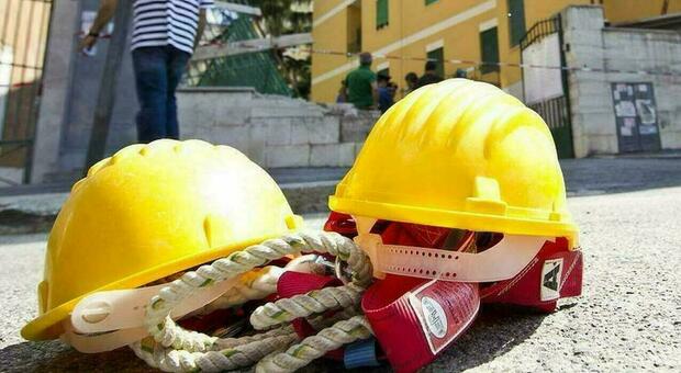 Milano, operaio 18enne gravissimo: è precipitato per 10 metri mentre lavorava in via Senato