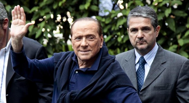 Berlusconi, donna offre 70mila euro per un pranzo con il cavaliere