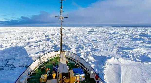 Antartide, un elicottero cinese salva la nave russa bloccata nei ghiacci