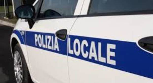 Cilento, controlli della polizia locale nel centro di Castellabate