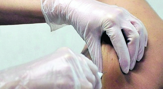 Influenza, i sindaci si vaccinano in massa: «Sarà molto aggressiva»
