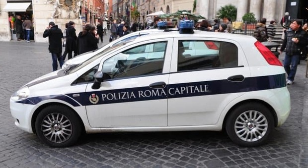 Piazza Navona, deposito illegale: merce sequestrata e 4 identificati