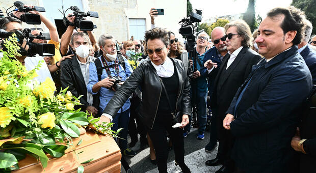 Franco Gatti, folla e commozione ai funerali sulle note di Elvis. La moglie: «Ora ha raggiunto Alessio»