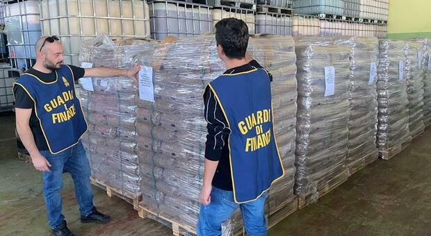 Pellet dalla Turchia (via Svizzera) venduto online senza etichette: maxi sequestro di 23 tonnellate e Srl nei guai