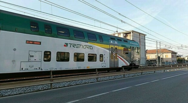 https://statics.cedscdn.it/photos/MED/17/74/8461774_06152831_trenord_rissa_treno_milano_como.jpg