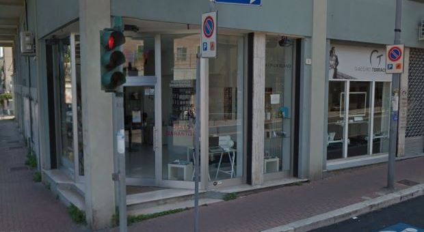 Pesaro, negozio di cellulari ripulito nella notte: è la terza volta in 3 mesi