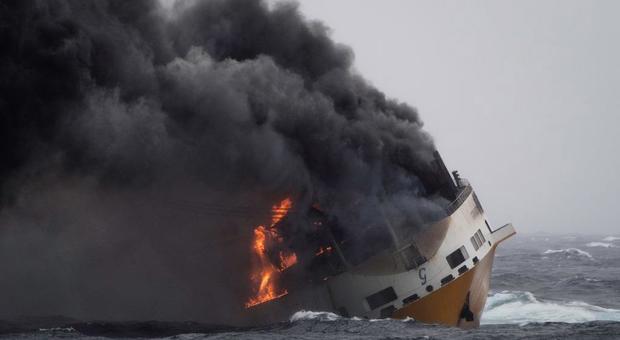 Nave italiana affonda in Francia, emergenza inquinamento