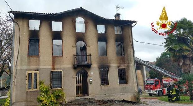 I danni causati dall'incendio di oggi a Fara Vicentino