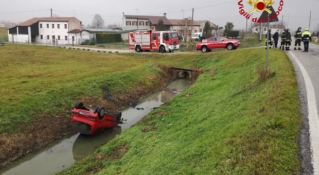 Auto rovesciata in un fossato di scolo dell'acqua: due persone ferite
