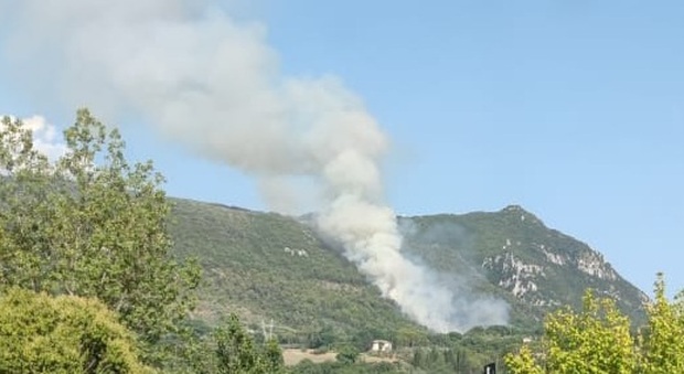 Incendio nei boschi vicino a Cesi interviene un canadair sul posto anche il sindaco Latini