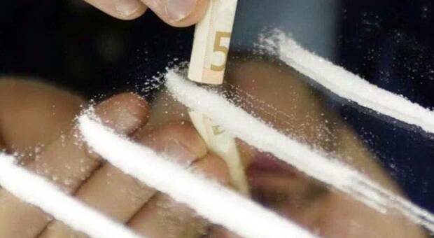 Arrestato con 600 grammi di cocaina, migliaia di euro e l'attrezzatura per confezionare la droga