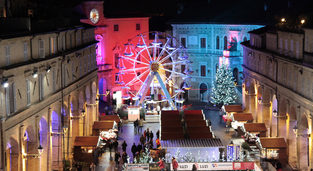 Natale pre-Covid a Fermo: la piazza nel dicembre del 2019