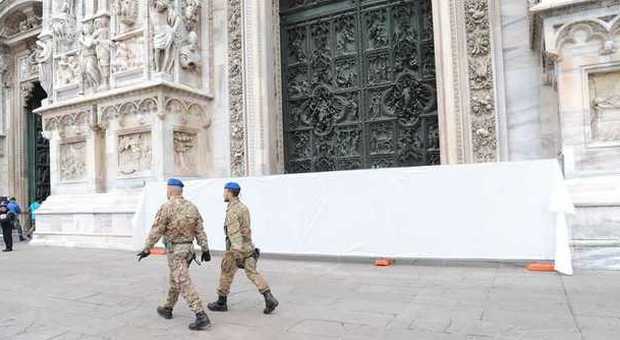 Milano, blitz dei vandali in Duomo: imbrattato di scritte il portone. Aperta un'inchiesta