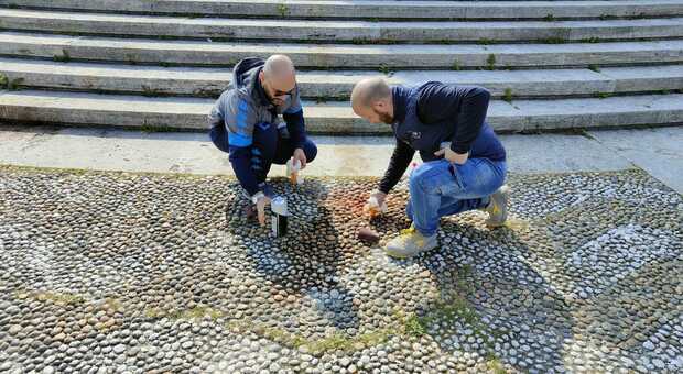 Monumento imbrattato, i tifosi del Napoli lo ripuliscono: «Siamo figli di Ancona»
