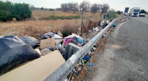 La vergogna sulla superstrada Lecce-Brindisi: un tappeto di rifiuti