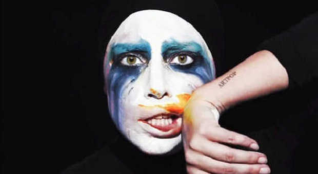 Lady Gaga nel video Applause