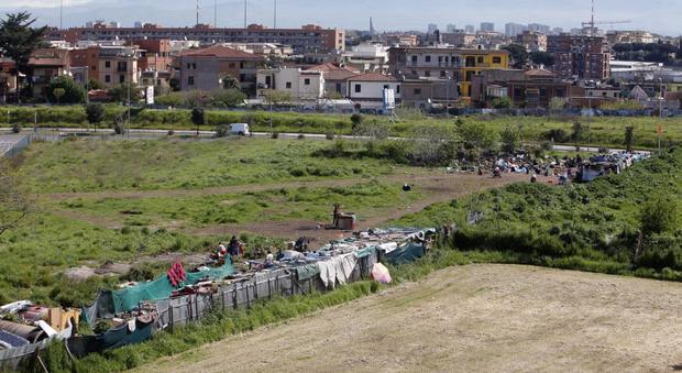 Roma, sgomberato a Torre Maura insediamento abusivo: smantellate baracche e tonnellate di rifiuti