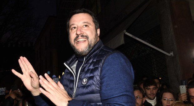Salvini al Geox con Zaia e Ghedina, le sardine protestano al Portello
