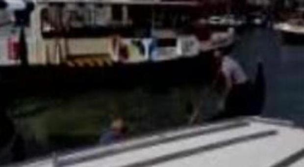 Paura in Canal Grande: ancora una collisione tra gondola e motoscafo a Rialto