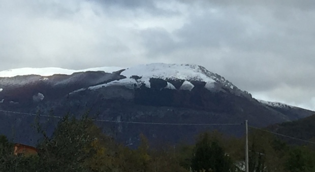 Nonostante gli incendi, con la prima neve riappare la scritta "dux" sul Monte Giano