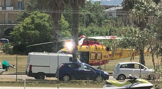 Porto San Giorgio, tremendo frontale tra scooter: due feriti, uno è grave