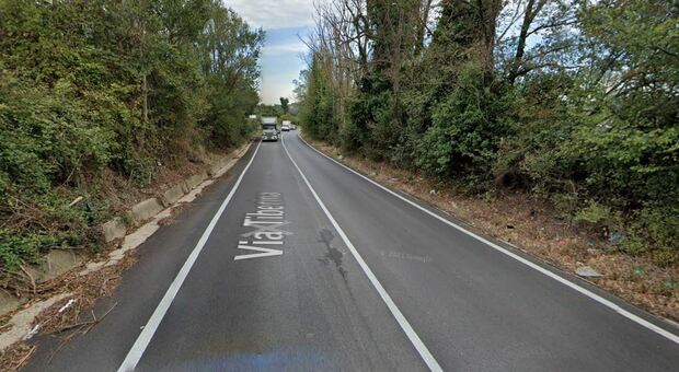 Muore sul colpo a bordo strada travolto da una jeep: choc in via Tiberina