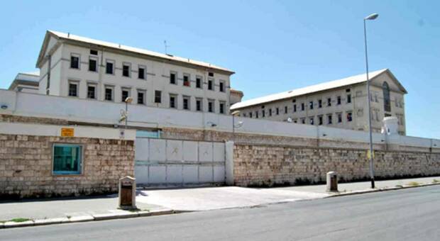 Torture in carcere: detenuti presi a calci e schiaffi. Tre agenti ai domiciliari, sei assistenti sospesi, 15 indagati