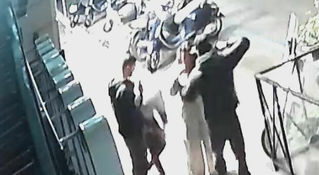 Rapina choc a Termini, pistola al collo a una donna: aggrediti due turisti Usa