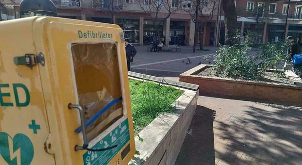 Pesaro, il ritorno dei baby vandali in piazza Redi