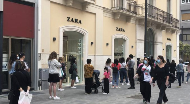 Zara, l’ascensore si blocca e sfondano il vetro a martellate: tre denunciati