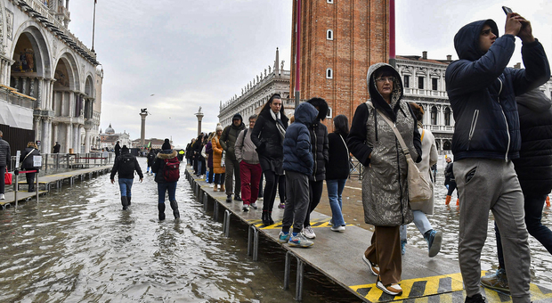 Acqua alta ieri a Venezia con il Mose inattivo