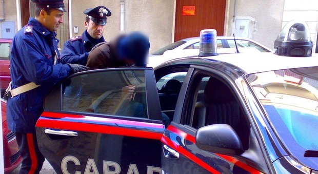 Roma, spacciano hashish a un minorenne: arrestati due pusher ai giardinetti