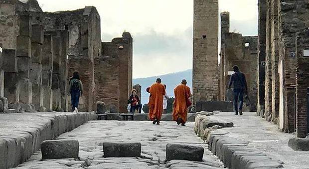 Pompei, la foto dei monaci tibetani tra gli Scavi fa impazzire il web
