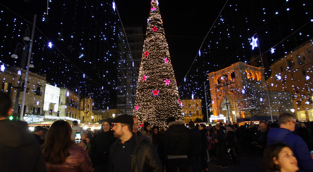 Il Natale s'accende con 80mila luci. Mercatini, monumenti e fiere: la festa entra nel vivo. Tutti gli appuntamenti