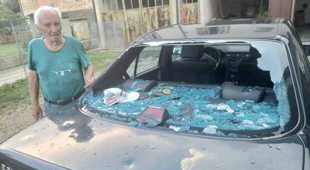 Auto devastata dalla grandine nel Trevigiano