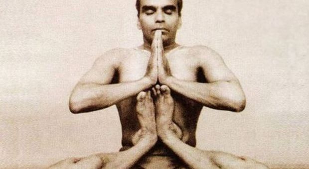 Morto Iyengar, il guru dello yoga: aveva perfezionato 200 posizioni