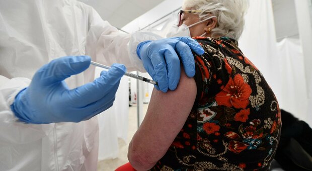 Continua la vaccinazione per gli anziani