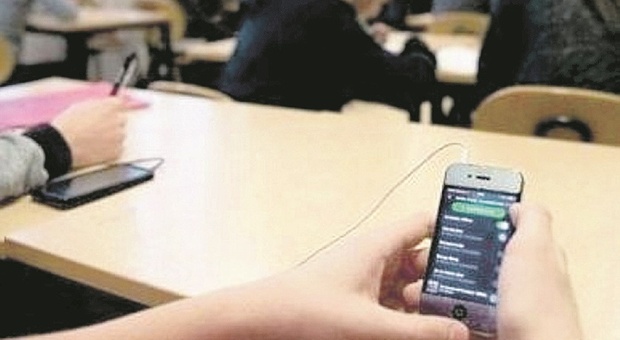 Social e videogames mentre il prof spiega, le scuole dicono basta: «Ritirate i cellulari»