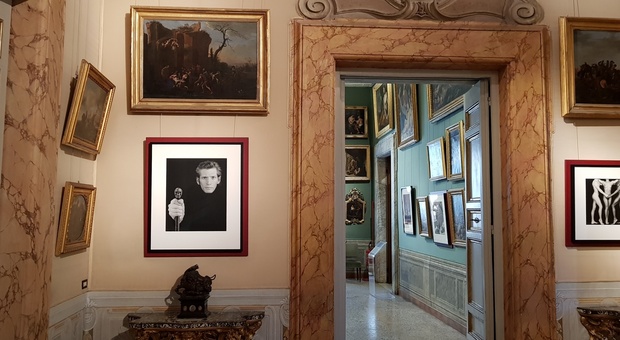 Alla Galleria Corsini di Roma 45 foto di Robert Mapplethorpe dialogano con i capolavori del '700
